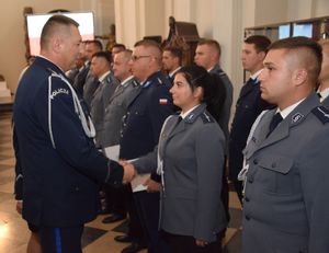 Zastępca Komendanta Wojewódzkiego Policji w Łodzi wręcza akty mianowania.