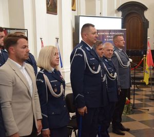 Zastępca Komendanta Wojewódzkiego wraz z kadrą łowickiej komendy.