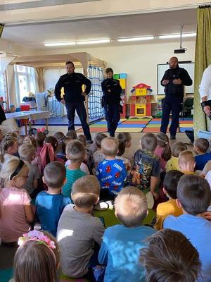 policjanci rozmawiają z grupa przedszkolaków.