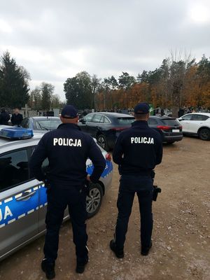 policjanci patrolują okolice cmentarzy.