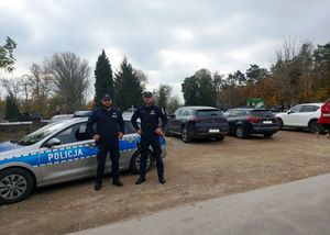 policjanci patrolują rejon cmentarzy.