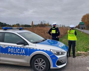 policjanci kontrolują prędkość poruszających się pojazdów.