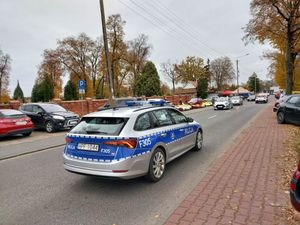 policjanci w radiowozie patrolują rejon cmentarzy.