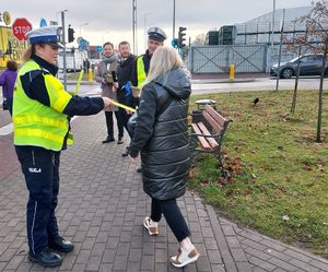 policjantka rozdaje odblaski.