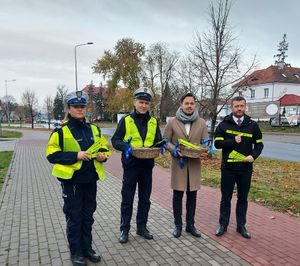 policjanci i przedstawiciele starostwa z odblaskami.