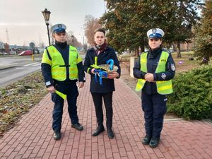 policjanci ze starostą rozdają odblaski.