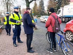 rozdawanie odblasków rowerzyście.