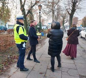 policjanci i wicestarosta rozdają odblaski.