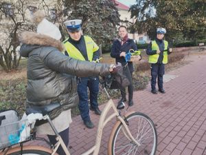 rozdawanie odblasków rowerzystce.