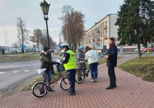 rozdawanie odblasków rowerzystkom.