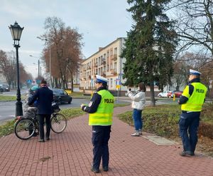 rozdawanie odblasków rowerzystce.