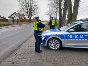 policjanci ruchu drogowego kontrolują prędkość pojazdów.