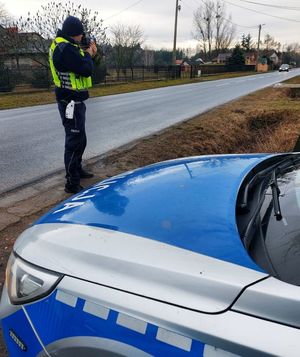 policjant kontroluje prędkość.