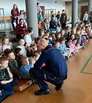 policjant prowadzi pogadankę.