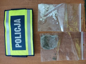 zabezpieczone przez policjantów narkotyki oraz napis POLICJA.
