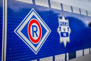 oznaczenie policji ruchu drogowego na drzwiach radiowozu.