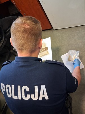 Policjant z zabezpieczonymi narkotykami