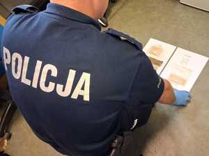 Policjant z zabezpieczonymi narkotykami