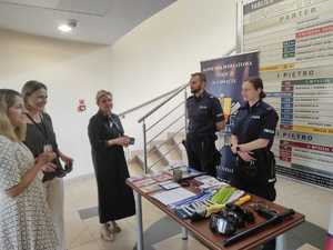 Policjanci przy stoisku promocyjnym