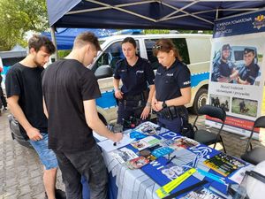 policjanci na pikniku.