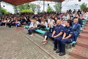 młodzież i policjanci na muszli koncertowej.