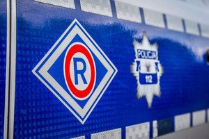 oznaczenie policji ruchu drogowego na drzwiach ruchu drogowego.