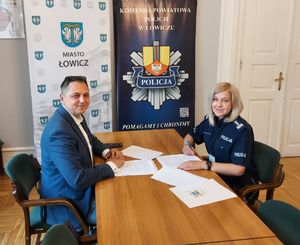 podpisanie porozumienia przez burmistrza i komendanta.