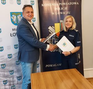 podpisanie porozumienia pomiędzy komendantem a burmistrzem.