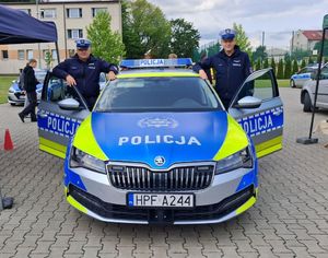 policjanci z ruchu drogowego.