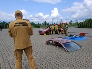 pokaz strażaków udzielania pierwszej pomocy poszkodowanym w wypadku.