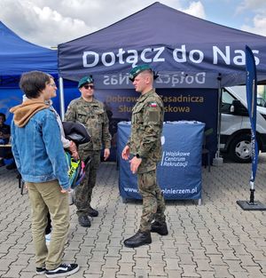 stoisko żołnierzy.
