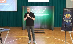 prelekcja Piotra Filipiaka z Centrum Powiadamiania Ratunkowego.