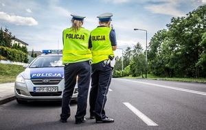 Policjanci kontrolują prędkość pojazdów