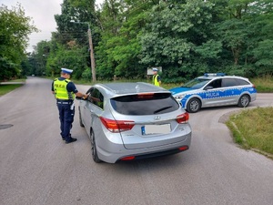 policjanci kontrolują trzeźwość kierujących.