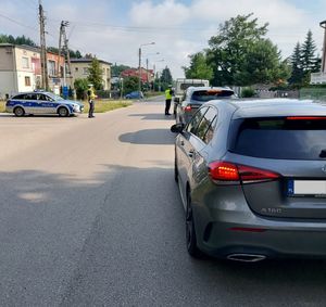 policjanci kontrolują trzeźwość kierujących.