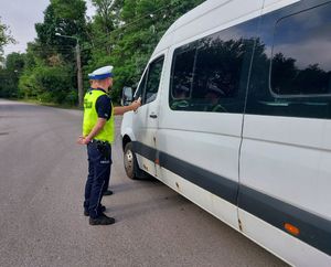 policjanci sprawdzają trzeźwość kierującego,