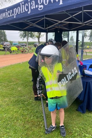 dziecko przy stoisku policyjnym w osprzęcie.