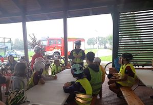 policjantka przeprowadza pogadankę.