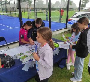 dzieci przy stoisku policyjnym.