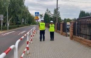 policjanci z ruchu drogowego prowadzą lustrację wokół szkół.