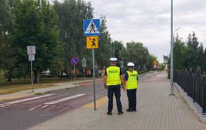 policjanci z ruchu drogowego prowadzą lustrację wokół szkół.