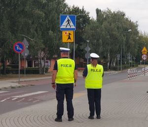 policjanci z ruchu drogowego prowadzą lustrację wokół szkół.