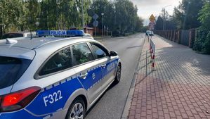 policyjny radiowóz wokół szkoły.