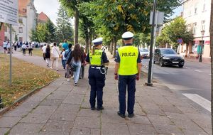 policjanci z ruchu drogowego patrolują rejon wokół szkoły.