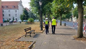 policjanci patrolują rejon wokół szkół.