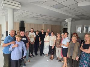 zdjęcie policjantek z seniorami.
