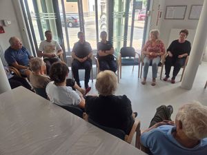 zdjęcie policjantek z seniorami.