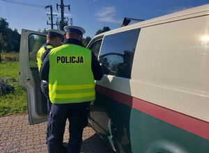 policjanci z ruchu drogowego kontrolują prędkość pojazdów.