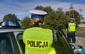 policjanci z ruchu drogowego kontrolują prędkość pojazdów.