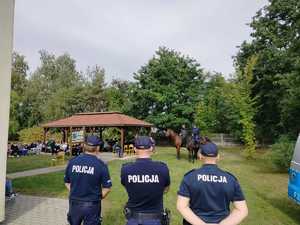 uczniowie na pikniku oraz policanci.